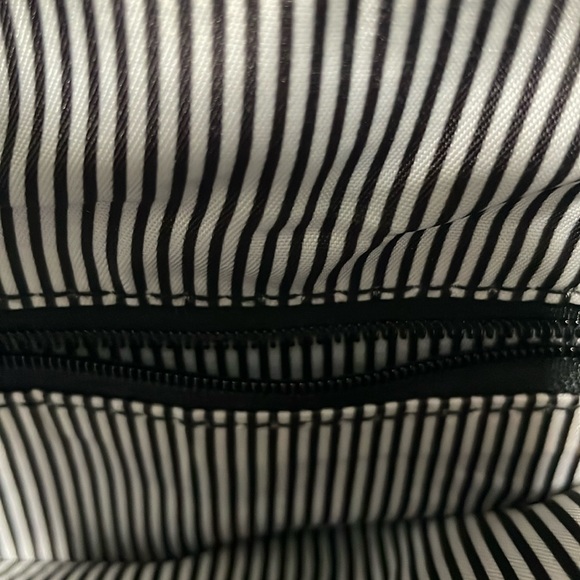 NWOT Small crossbody pebbled leather, front zippered pocket, fringed zipper pull - Picture 5 of 10